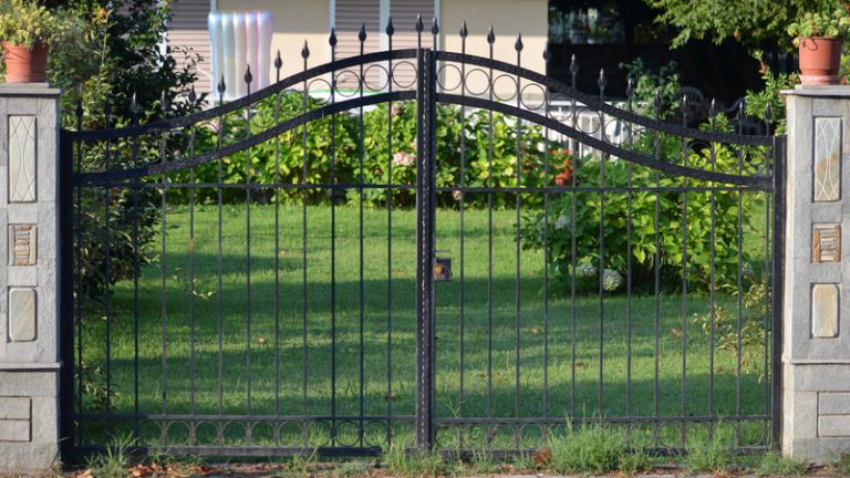 The Advantages of Investing in a Well-made Wood Fence in Chicago